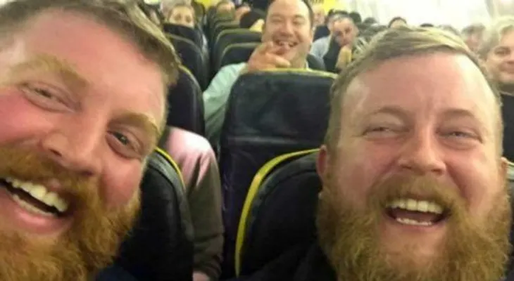 Un hombre se encuentra con su "gemelo" en un avión