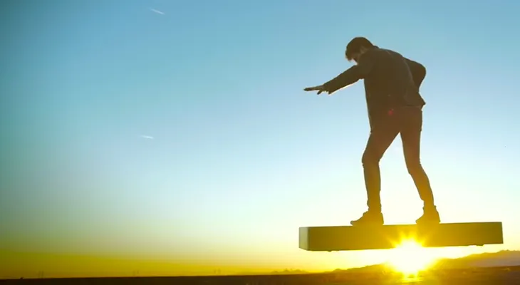Inventan otra hoverboard que sí vuela y que puedes comprar