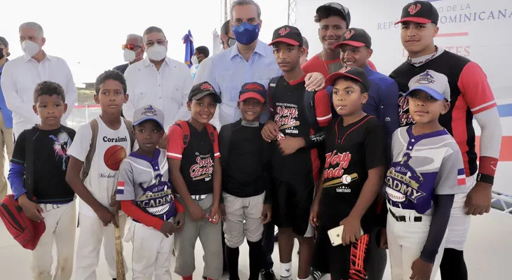 Presidente Luis Abinader inicia remozamiento del complejo deportivo La Barranquita en Santiago