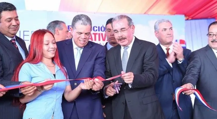 Presidente Medina inaugura 13 aulas en La Vega
