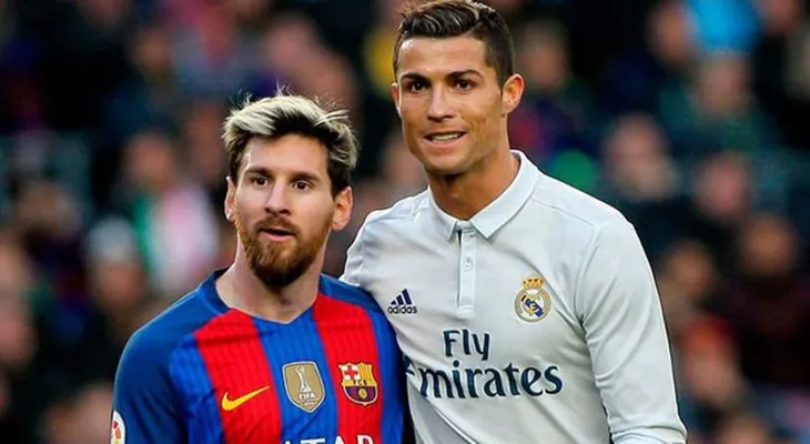 La polémica pintura que cubrió Barcelona: el apasionado beso entre Lionel Messi y Cristiano Ronaldo