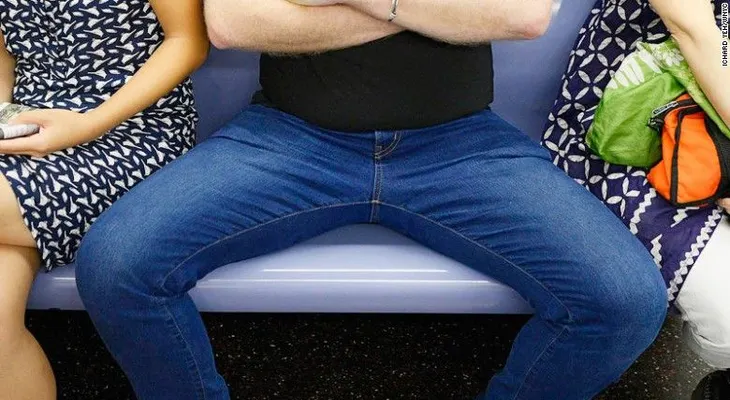 No al despatarre masculino, la nueva campaña del transporte en Madrid