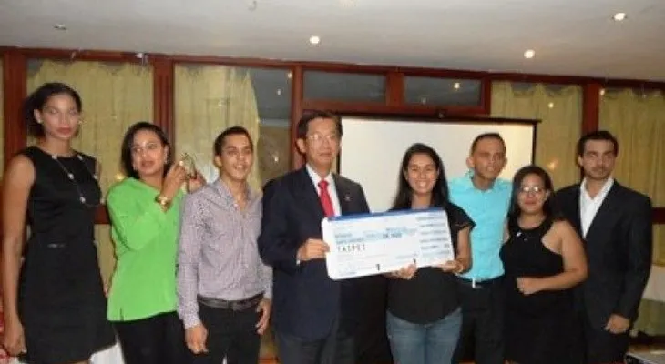 Embajada de Taiwán despide jóvenes becados
