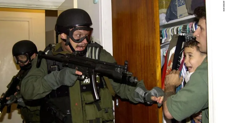 Muere Alan Díaz, quien tomó la foto de Elián González, a los 71 años