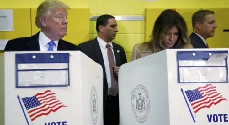 ¿Está Trump mirando por quién votó su esposa Melania? La foto que se volvió viral
