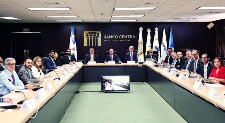Valdez Albizu informa que riesgo país en índice de bonos baja a 322 puntos básicos
