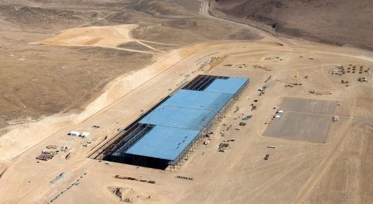 Un drone sobrevuela la gigantesca fábrica de Tesla que cambiará el mundo de la energía (VIDEO)