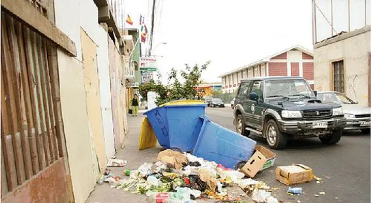 No tire basura a la calle, porque puede ir a la cárcel