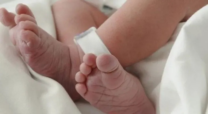 EEUU: Mujer da a luz a bebé; creía tener cálculos renales