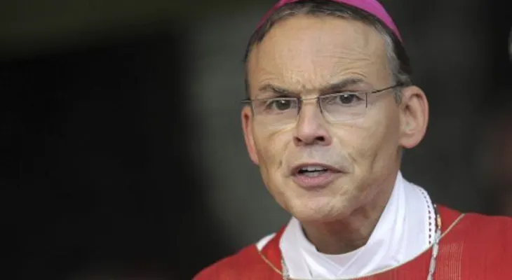 El obispo del lujo y el derroche dice adiós