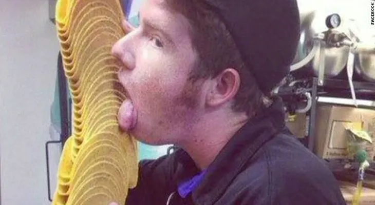 Taco Bell despide a empleado por lamer tacos