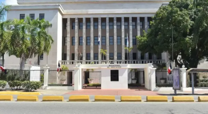 Educación suspende docencia este martes en zonas vulnerables de provincias bajo alerta amarilla
