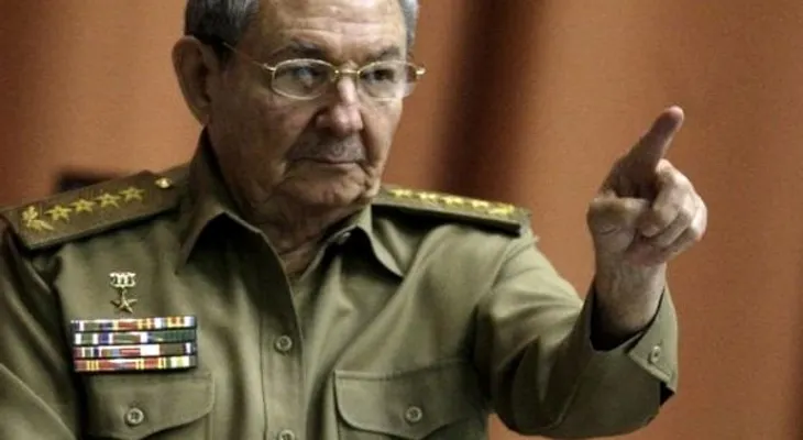 Raúl Castro admite problemas en la economía, pero rechaza augurios de colapso
