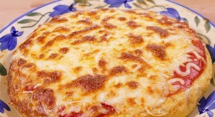 Una rica tortilla de papas "estilo pizza" fácil de preparar