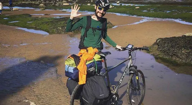 Un español superviviente del cáncer recorre Latinoamérica en bicicleta