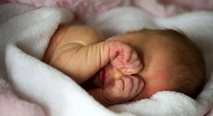 Una bebé resucita 12 horas después de ser dada por muerta