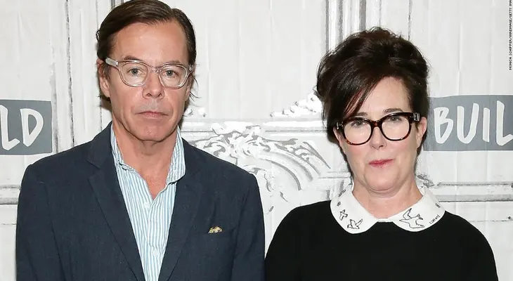 Esposo de Kate Spade revela que ella luchaba con sus demonios, pero que su muerte fue un â??shock completoâ?