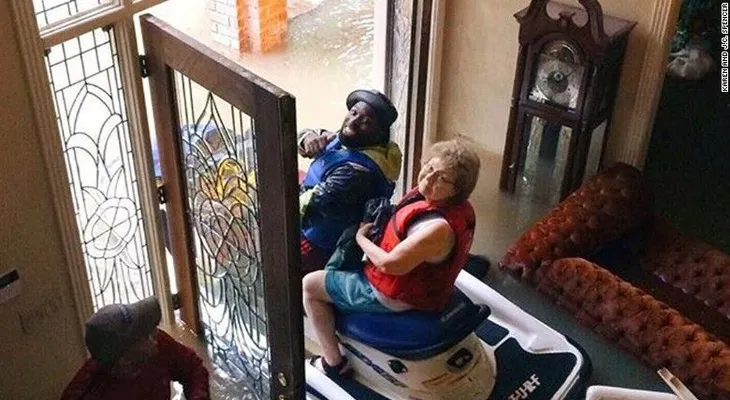 ¿Un burrito? No, ¡ayuda!: la increíble historia detrás de un rescate en jet ski en Houston