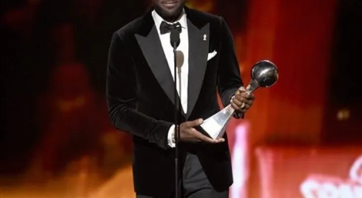 Compañía de LeBron James firma acuerdo con Warner Bros