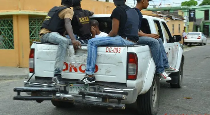 Mujer e hija agreden agentes de la DNCD durante allanamiento