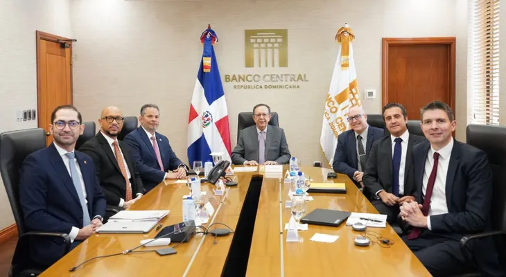 Valdez Albizu se reúne con delegación de funcionarios del FMI