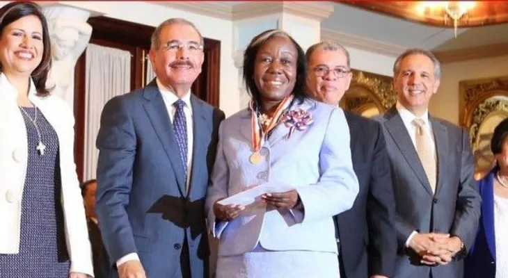 Danilo entrega Medalla al Mérito Magisterial 