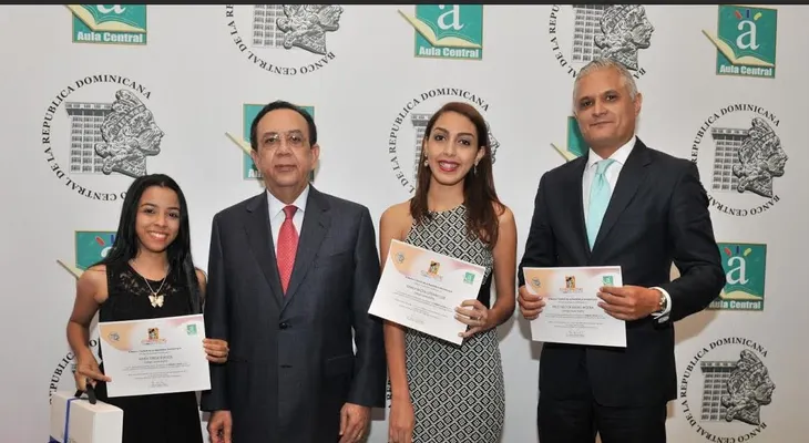 Banco Central premia a ganadores IV Competencia Académica "Economistas del futuro"