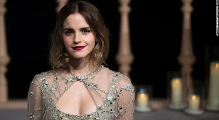 ¡Emma Watson lo hizo de nuevo! Ahora está escondiendo libros en París