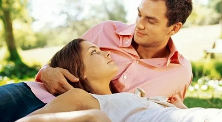  Novia acuchilla a su prometido en discusión sobre colores de boda