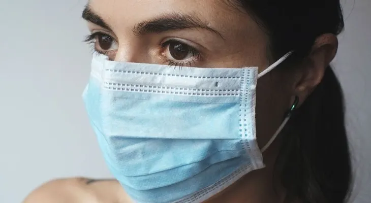Las mascarillas no se desinfectan con alcohol, ni cloro, ni se usan indefinidamente. Cómo hacer una casera 