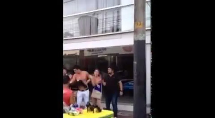 Una diminuta brasileña neutraliza con una llave 'jiu-jitsu' a un fortachón que buscaba pelea