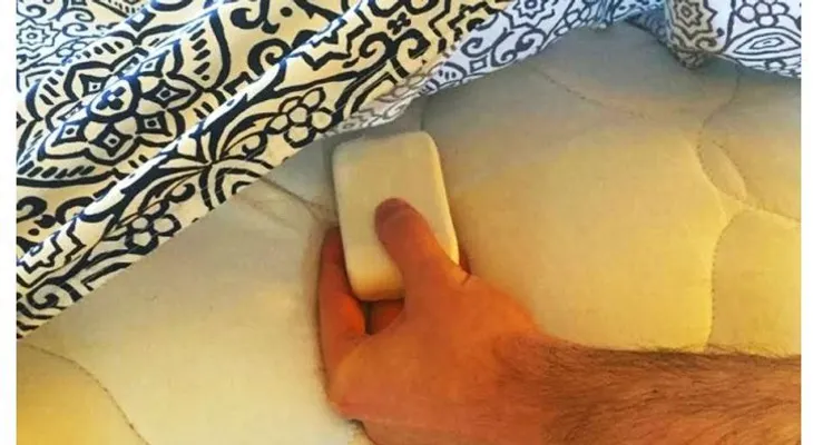 ¡Coloca una pasta de jabón en tu cama, y duerme a piernas sueltas: ¡Pruébalos, ya verás!