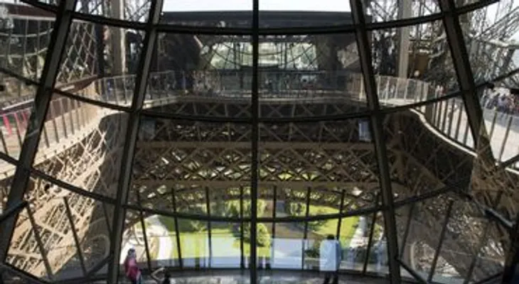 Remodelan la Torre Eiffel con piso de vidrio 
