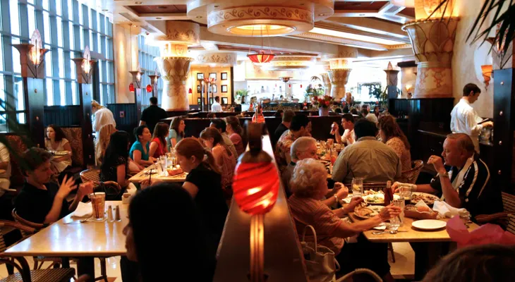 Obama critica la decoración dorada de la Casa Blanca de Trump y la compara con un Cheesecake Factory