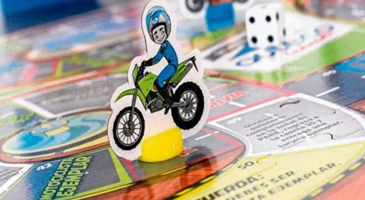 Tienen que ganar un juego de mesa para obtener licencia de conducir