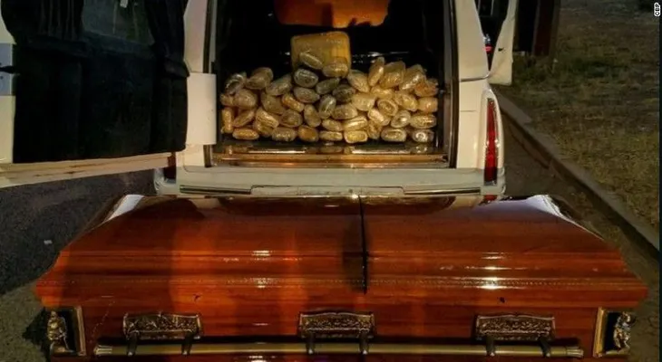Un hombre intentó llevar 30 kilos de marihuana en un ataúd a EE.UU., ¿puntos por original?