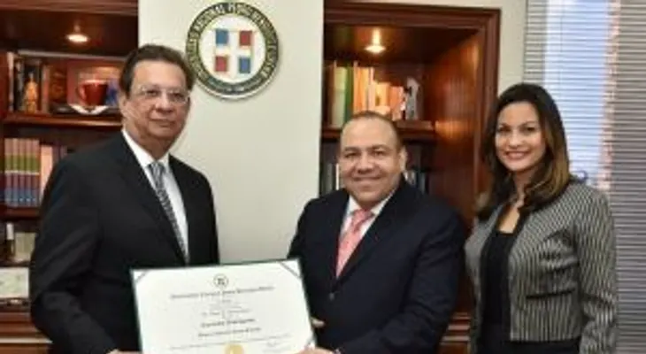 La UNPHU distingue a Miguel Reyes Sánchez, asesor de la Gobernación en el BCRD