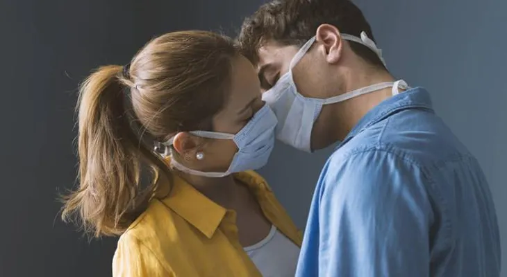 Aconsejan evitar los besos y usar mascarillas durante el sexo