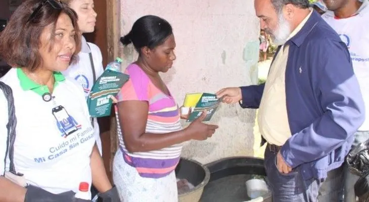 Empleados de OISOE combaten el dengue en Monte Plata