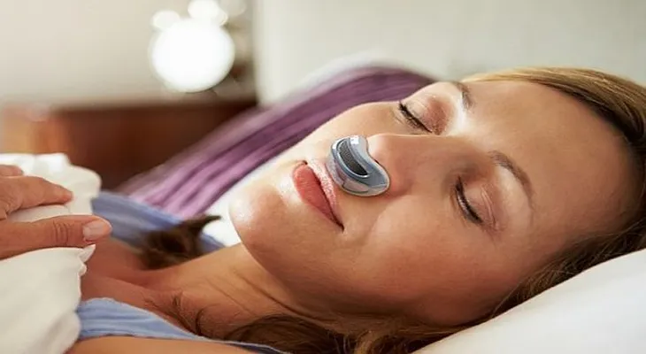 Un maravilloso invento que desaparece los ronquidos y ayuda personas con apnea del sueño ! 