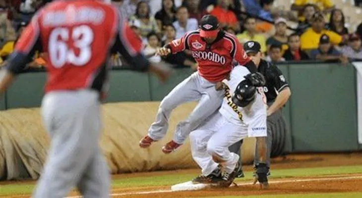 Escogido vuelve al primer lugar al derrotar a las Águilas; Castillo y Pillar con 3 hits cada uno