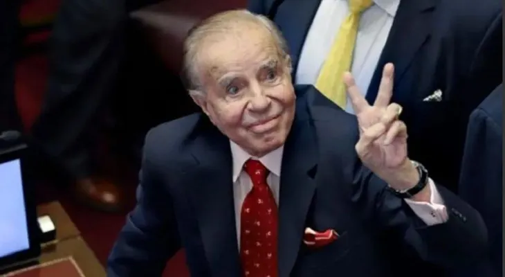 El expresidente argentino Carlos Menem avanza en su mejoría por una neumonía