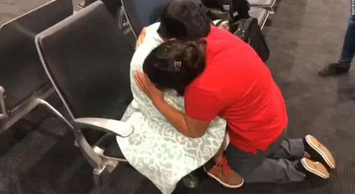 â??Te amoâ?, dijo entre sollozos, esta inmigrante que recuperó su hijo tras demandar al gobierno de Donald Trump