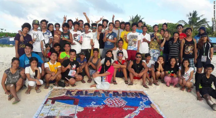 Adolescentes filipinos acampan en isla en disputa en Mar de China Meridional