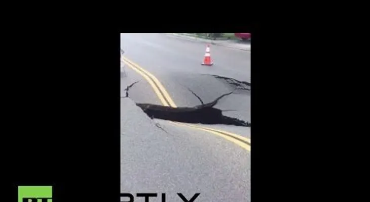Un agujero gigante se abre en carretera de EEUU (VIDEO)