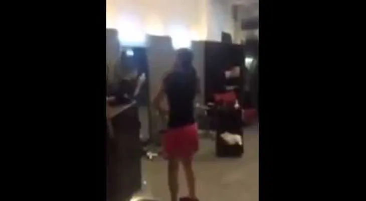 Destruye salón de belleza porque le cortaron mal el cabello (VIDEO)