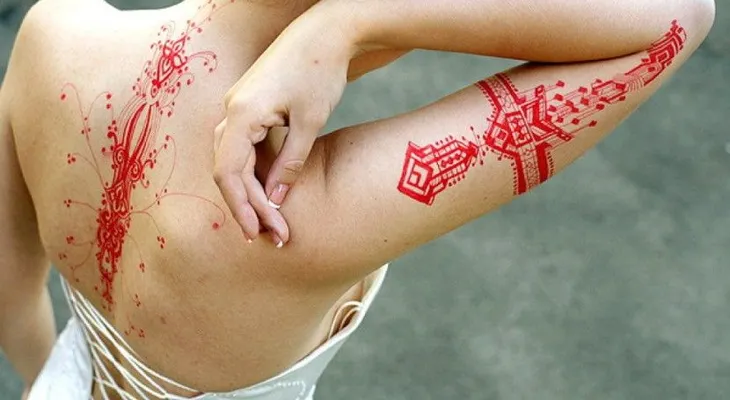 ADVERTENCIA: La tinta de los tatuajes puede conllevar riesgos a la salud