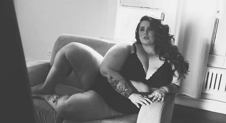 Esta modelo gordita se muestra sin complejos 