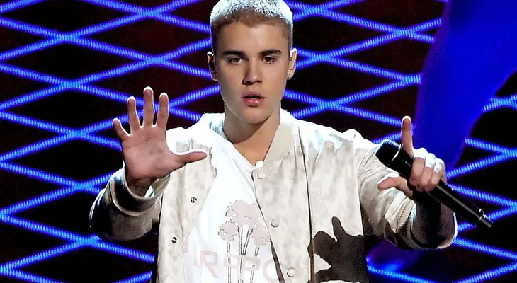 Justin Bieber golpea a un fotógrafo con su camioneta