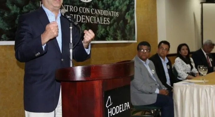 Abinader promete regular la actividad forestal en el país